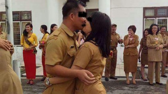 Sejumlah PNS melakukan ciuman di depan publik di Halaman Kantor Bupati Nisel, Jalan Arah Sorake Km 5 Teluk Dalam, Nisel, pada Selasa (14/2). Foto: Akun Humas Nisel (Nisel Selatan)