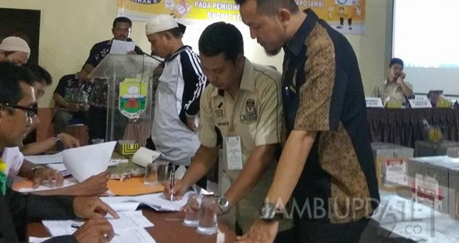 Komisioner KPU Muaro Jambi tengah memantau pelaksanaan rakepitulasi pemungutan suara diitngkat PKK.