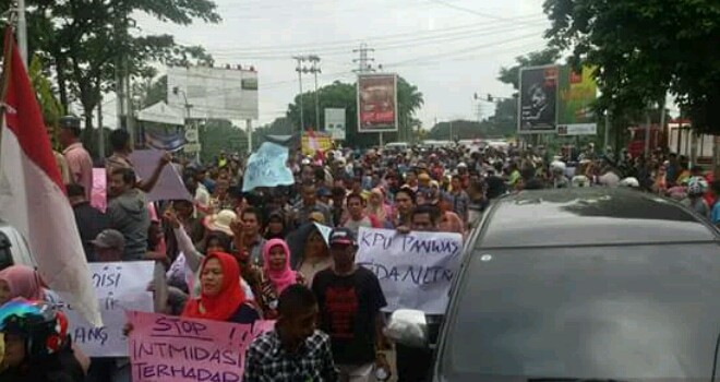 Ratusan massa demo terkait adanya kecurangan Pilkada Sarolangun.