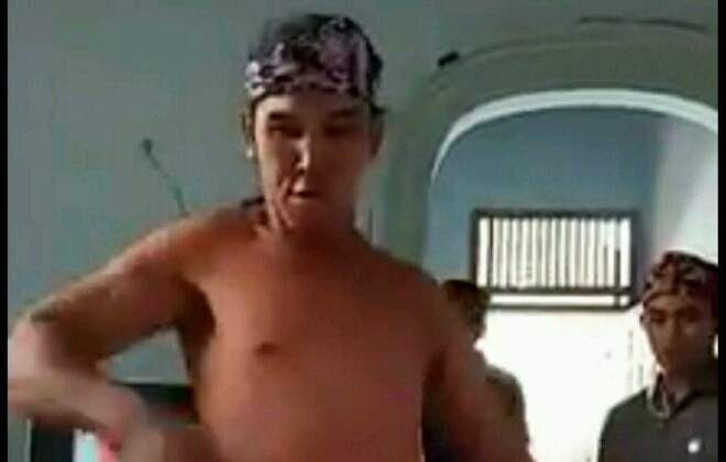 Pria asal Jambi yang tantang iwan bopeng.