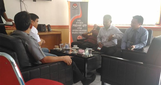 Terlihat tim paslon Hamdi-Harmain melaporkan pelanggaran pilkada ke Bawaslu Provinsi Jambi.