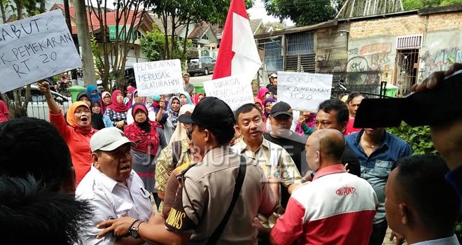 Unjuk rasa didepan Kantor Lurah Mayang nyaris ricuh.