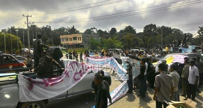 Aksi demo ratusan masa yang mengatasnamakan Gerakan Masyarakat Tebo Bersatu (GMTB).