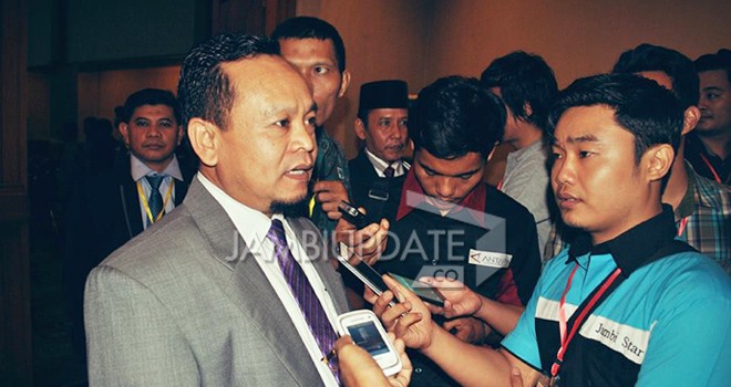 Pimpinan Bawaslu Provinsi Jambi, Ribut Suwarsono saat diwawancarai belum lama ini. Hadapi pleno KPU, Bawaslu minta Panwas jeli.