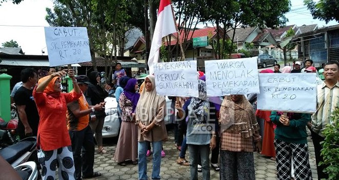 Puluhan IRT orasi di depan Kantor Lurah Mayang Mangurai.