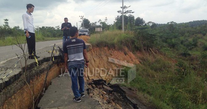 Longsor di ruas Jalan Sungai Rengas-Sungai Bengkal, tepatnya di Km 116, Kecamatan Maro Sebo Ulu, Kabupaten Batanghari.