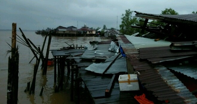 Rumah warga yamg dihantam tugboat.