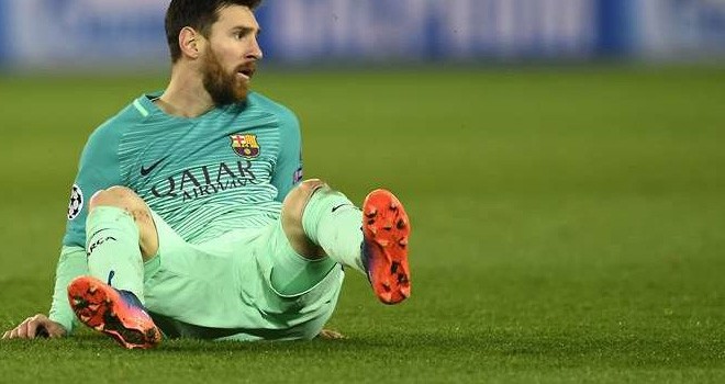 Lionel Messi tak berdaya saat PSG menghajar Barcelona 4-0 di ajang Liga Champions. Foto via givemesport