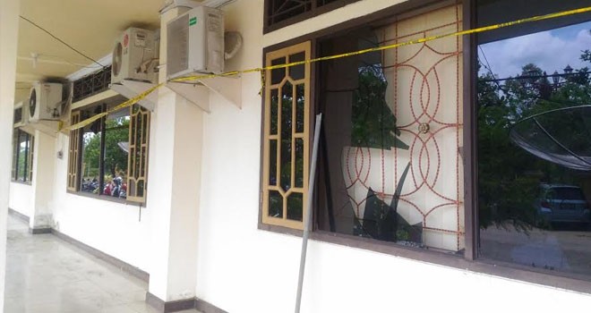Terlihat sejumlah kaca kantor Bupati Tebo rusak akibat kerusuhan pada saat pleno hasil pemilihan Bupati dan Wakil Bupati Tebo.
