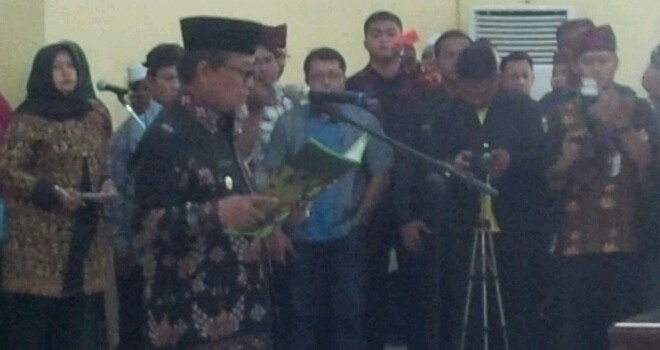 Wakil Gubernur Jambi, Fachrori Umar tidak memakai lacak saat melantik pejabat eselon II, III, IV Pemprov Jambi di Aula Badan Diklat Provinsi Jambi.