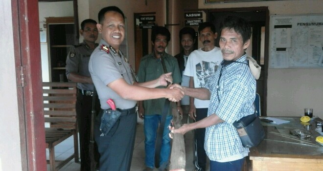 Tampak warga SDA menyerahkan senjata 