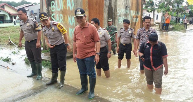 Pj Bupati Muaro Jambi, Kailani saat melakukan peninjauan ke 300 rumah yang terendam banjir di Perumahan Namura III, Desa Pematang Gajah, Muaro Jambi.