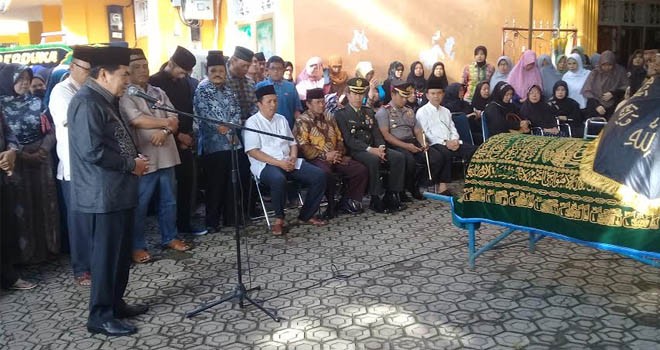 Walikota Sungai Penuh, H. Asafri Jaya Bakri (AJB) saat meberikan sambutan dihadapan jamaah takziyah di rumah duka H. Fauzi Siin.