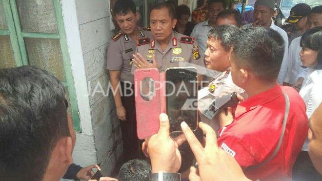 Kapolda jambi saat berada di Lokasi Penggerebekan Home Industri