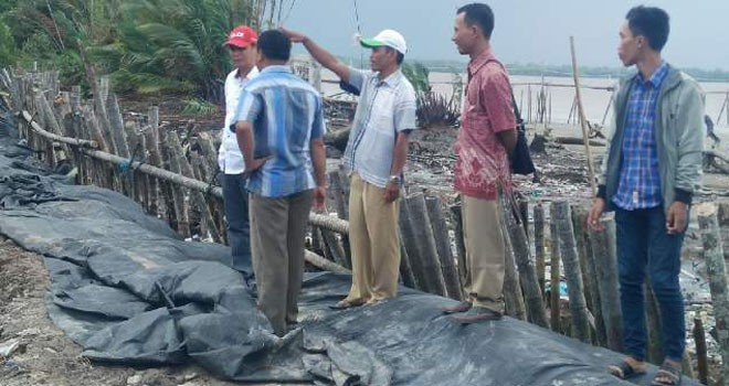 Kondisi tanggul di Desa Tungkal 1 rusak parah.