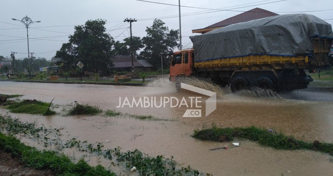 Jalan berada di Kecamatan Tebo Tengah terendam banjir.