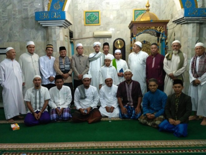Wakil ketua DMI Kota Jambi, dr Maulana usai sholat subuh keliling di masjid An Nur, Kelurahan Rajawali.