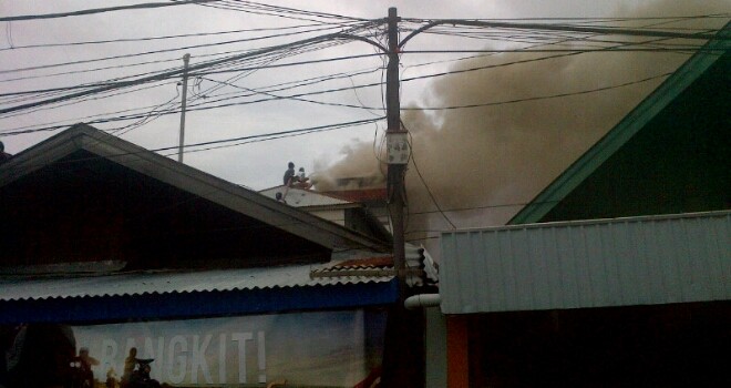 Tampak asap tebal yang membakar bangunan sarang walet di Kualatungkal.
