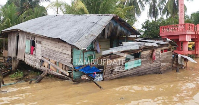Terlihat rumah warga di Berbak yang dihantam Tug Boat.