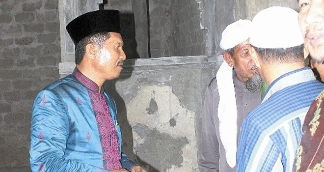 H. Nalim (peci hitam).