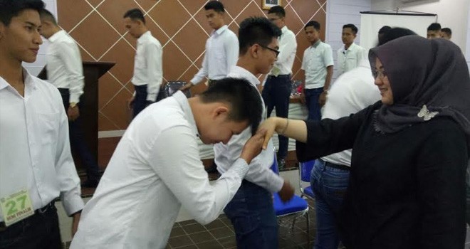 Ketua Tim Penggerak PKK Kota Jambi yang juga Pembina Bujang Gadis Kota Jambi Hj. Yuliana Fasha memberikan pembekalan kepada 40 finalis bujang gadis Kota Jambi.