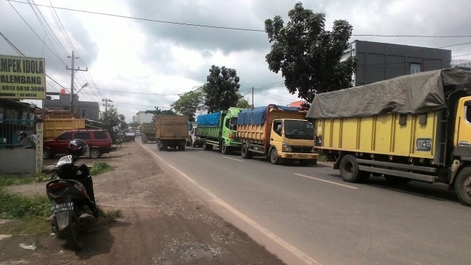 Antrian Panjang Kendaraan Mengular di Kecamatan Paal Merah.