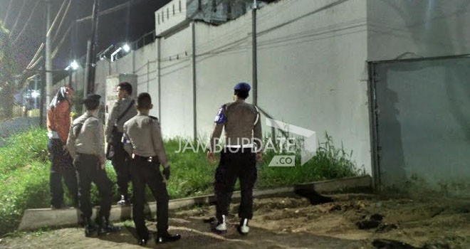 Terlihat pihak keamanan berjaga-jaga dipintu kedua lapsa Kelas IIA Jambi.