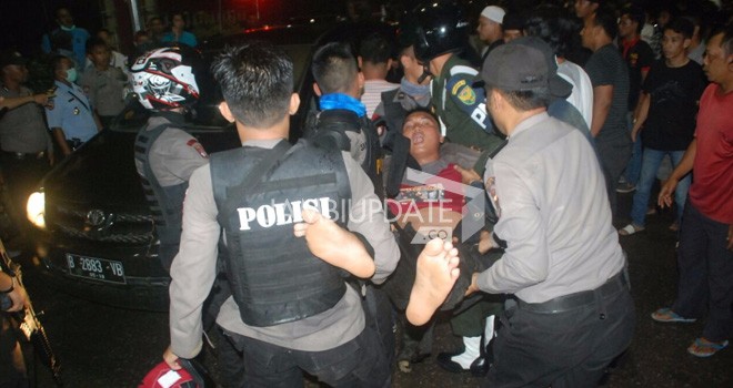 Polisi dievakuasi keluar dari lapas.