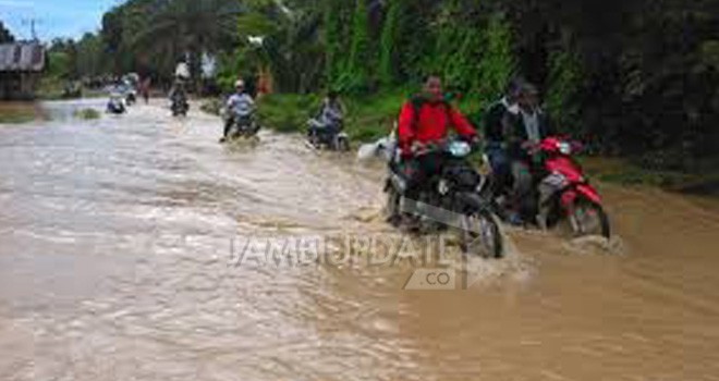 Banjir terjadi di Desa Lubuk Bumbun  dan Sumber Agung Kabupaten Merangin, sediktnya merendam 60 rumah.