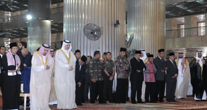 Raja Salman, Presiden Joko Widodo dan rombongan salat sunnah di Masjid Istiqlal. Foto: Biro Pers Istana