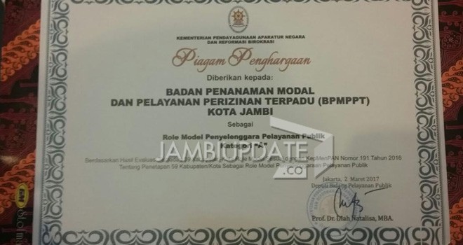 Piagam penghargaan badan Penanaman Modal dan Pelayanan Perizinan Terpadu Satu Pintu (DPMPTSP) Kota Jambi.
