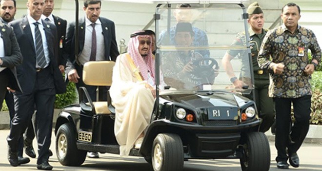 Presiden Jokowi mengajak Raja Salman mengelilingi halaman belakang Istana Negara, Jakarta, sebelum menanam pohon jenis ulin atau kayu besi, Kamis (2/3). Foto-foto: M. Fathra Nazrul Islam/JPNN.com