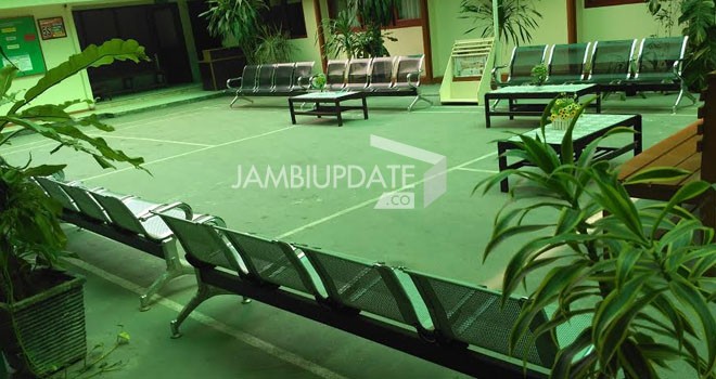 Kursi tunggu keluarga tahanan yang biasanya ramai tampak kosong.