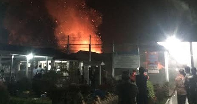 Terlihat api yang berkobar di dalam lapas kelas II A jambi.