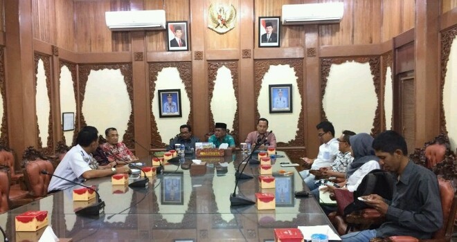 Pertemuan antara Pemkot Jambi dan Pimpinan Jambi Ekspres di Ruang Utama Kantor Walikota Jambi.