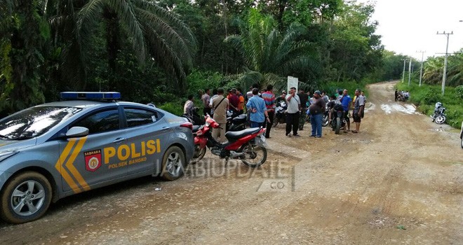 Petugas dan warga saat mencari Remaja di Merangin yang Terseret Arus Sungai.