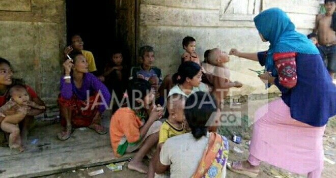 Anak SAD di Sarolangun saat diberi vitamin A oleh bidan desa setempat.