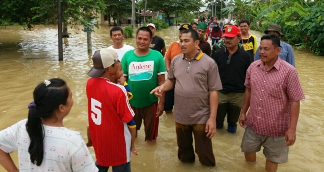 Bupati Muara Bungo, Mashuri saat meninjau warga yang terkena banjir.