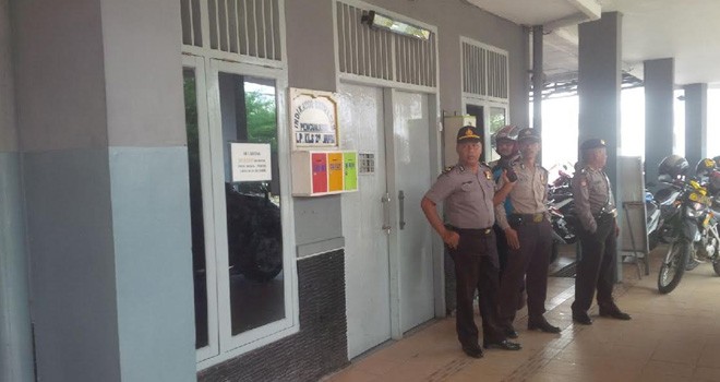 Polisi yang berjaga di lapas jambi.