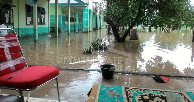 Sekolah di wilayah Kabupaten Tebo, terendam banjir.