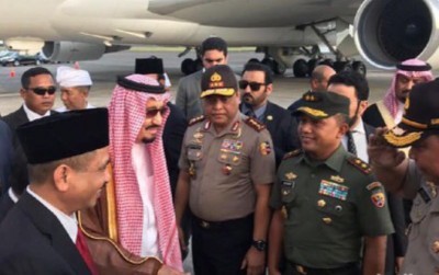 Di Bali, Raja Salman Ngobrol dengan Pastor Katolik Pakai Bahasa Arab, Pak Menteri Kaget Menteri Pariwisata Arief Yahya (kiri berpeci) bersama para pejabat lainnya saat menyambut Raja Salman di Bandara Ngurah Rai, Sabtu (4/3). (ist for jawapos.com)