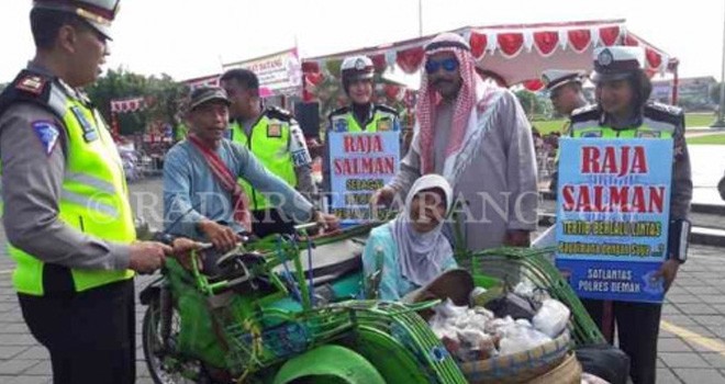 Kabagops Polres Demak Kompol Sutomo yang memerankan Raja Salman dalam Operasi Simpatik di depan Masjid Agung Demak, Jumat (3/3). Foto: Wahib Pribadi/Jawa Pos Radar Semarang.