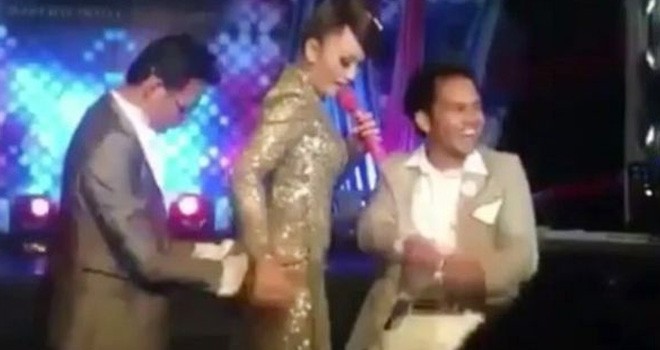 Video Hot Zaskia Gotik goyang itik.