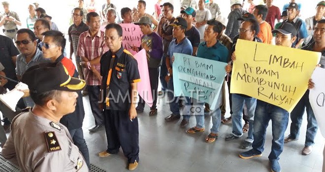 Warga dusun babeko, Bathin II menggelar unjuk rasa di Kantor Bupati Bungo, Senin (6/3).