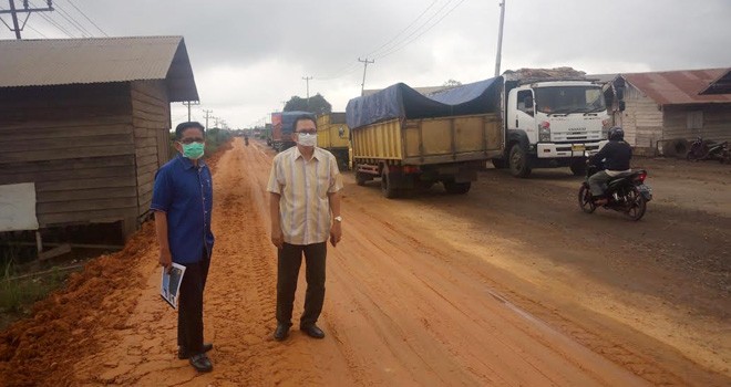 H Bakri saat meninjau jalan lingkar selatan.