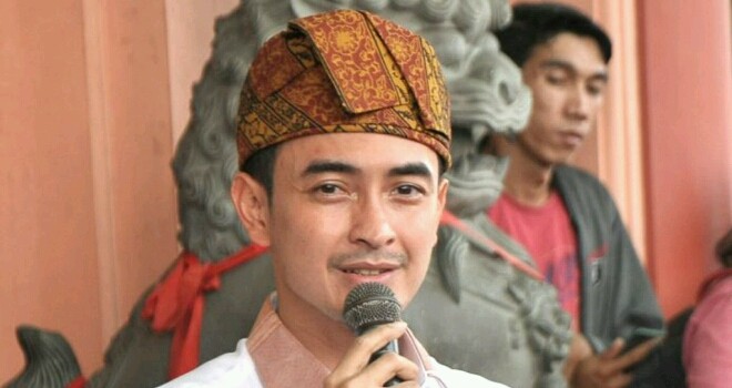 Gubernur Jambi, Zumi Zola sedang memakai lacak.