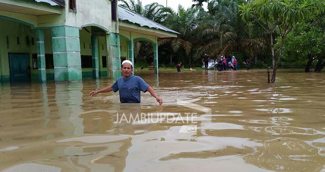 Banjir yang terjadi di sejumlah wilayah di Kabupaten Tebo.