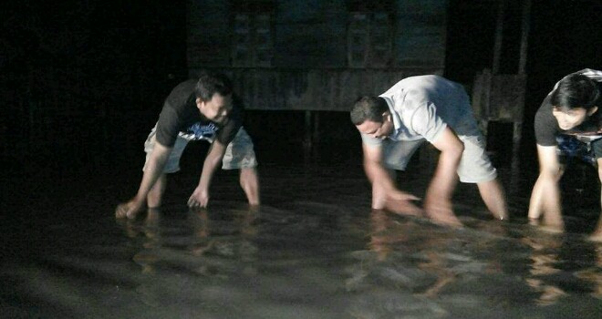 Warga Muara Jernih Panen Ikan di Pinggir Jalan.