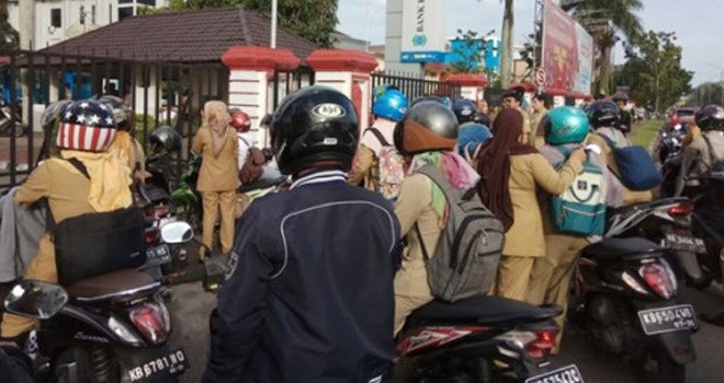 Puluhan pejabat dan staf Pemprov Kalbar berada di luar pagar Kantor Gubernur karena terlambat apel awal bulan yang dipimpin Gubernur Cornelis, Senin (6/3). Foto: RISKA NANDA/Rakyat Kalbar/JPNN.com