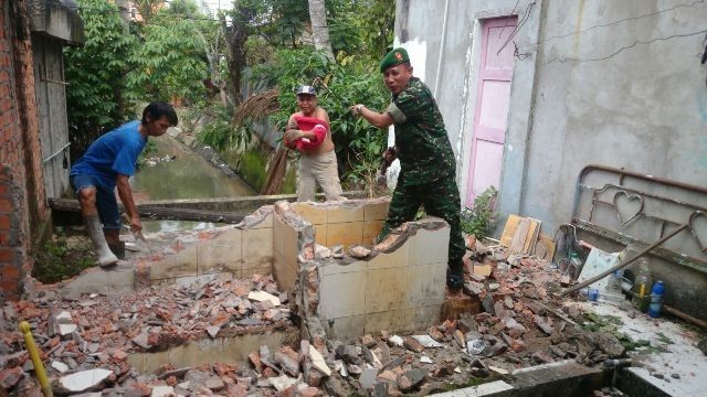 Pembongkaran salah satu bangunan rumah yang dibangun di atas drainase tahun lalu. Foto : Dok Jambiupdate